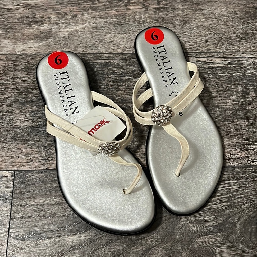 Italian shoemakers Mariah size 6 sandals flip flops white silver new